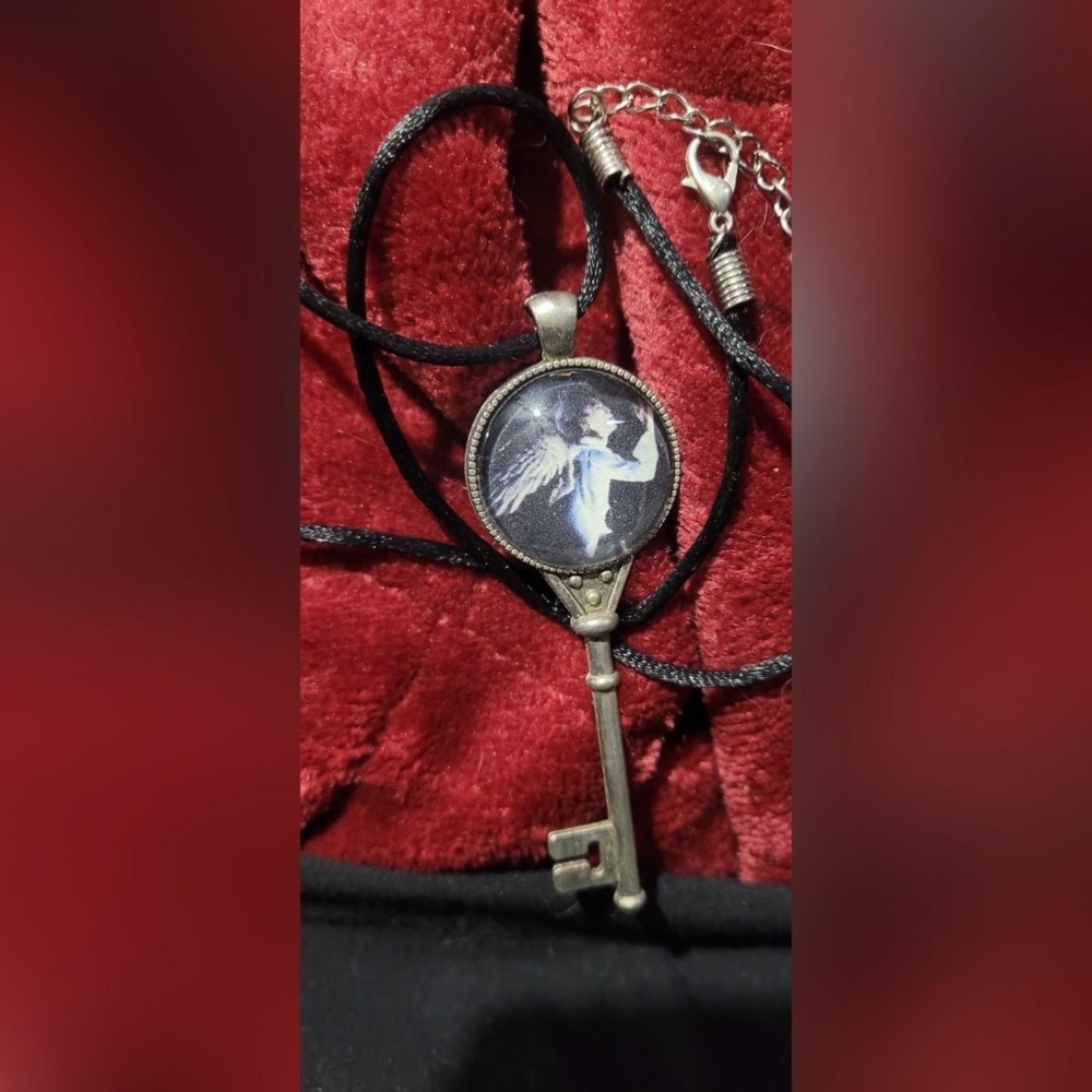 BTS key necklace - Picture 3 of 3